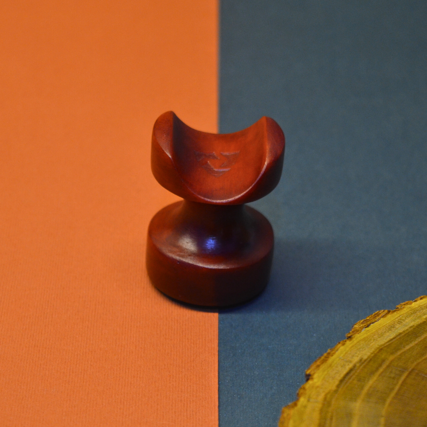 Round cigar holder made of artificial marble (brown)