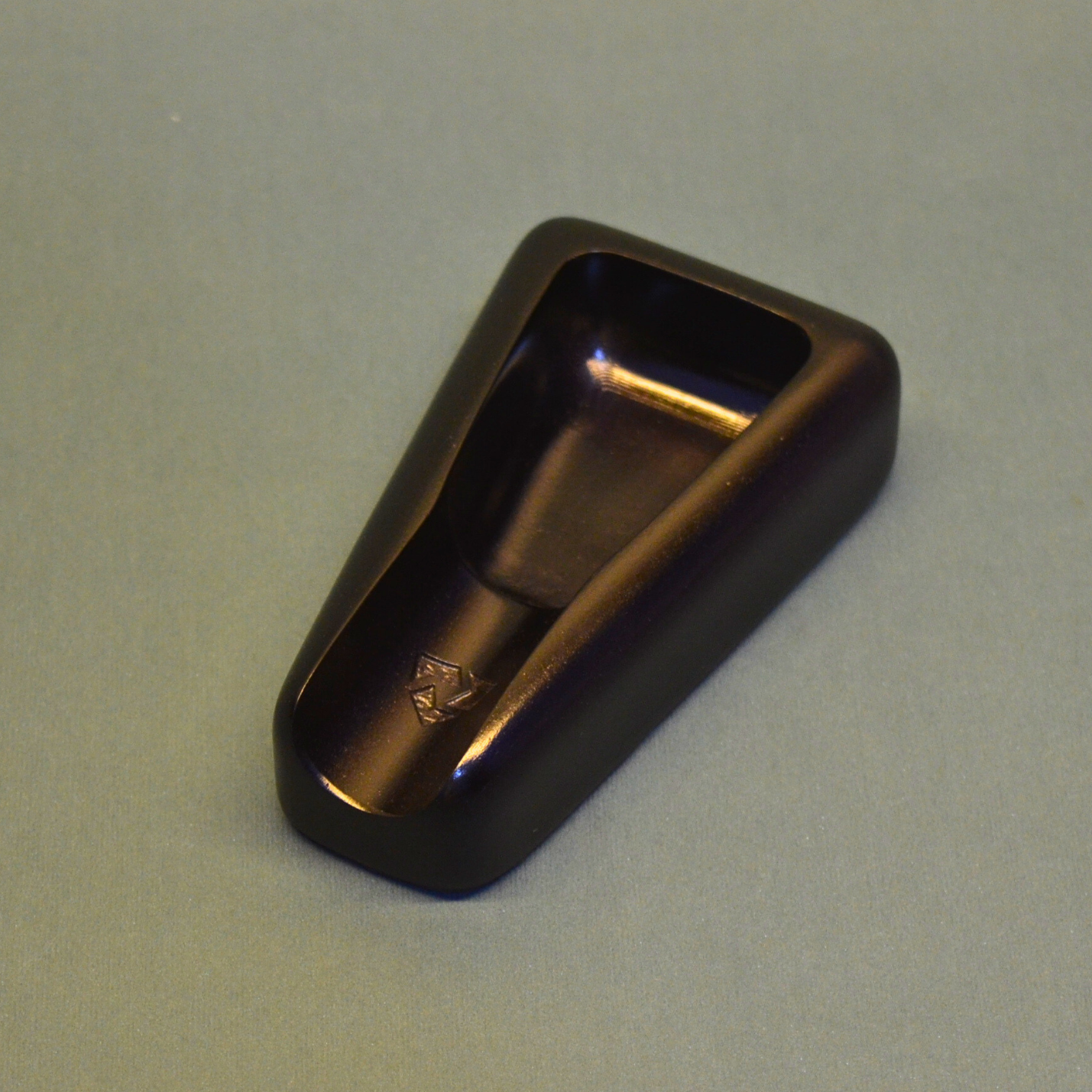 A small triangular cigar ashtray with a single cigar rest (black)