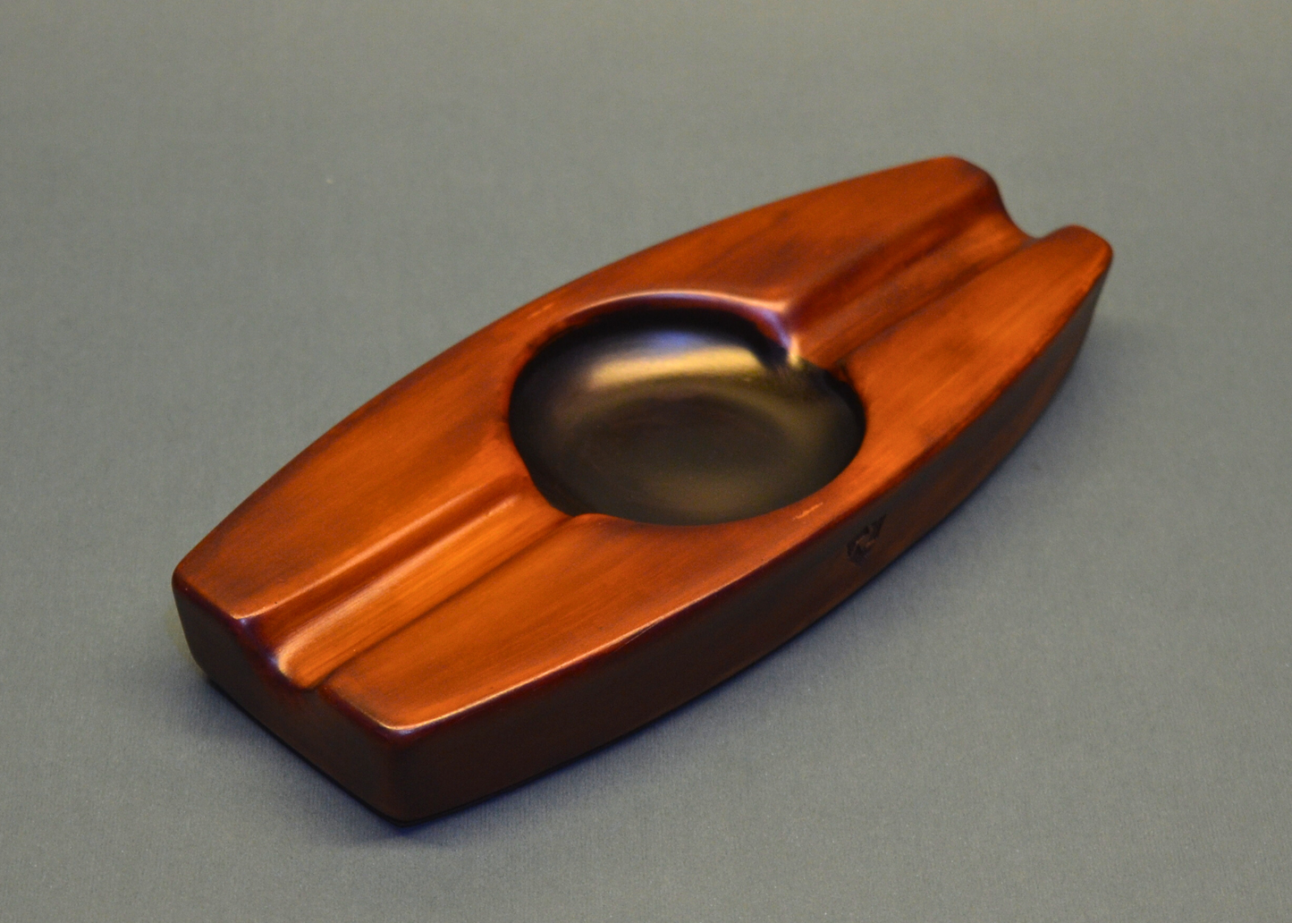 Cigar ashtray shaped like a boat with two cigar rests (brown)