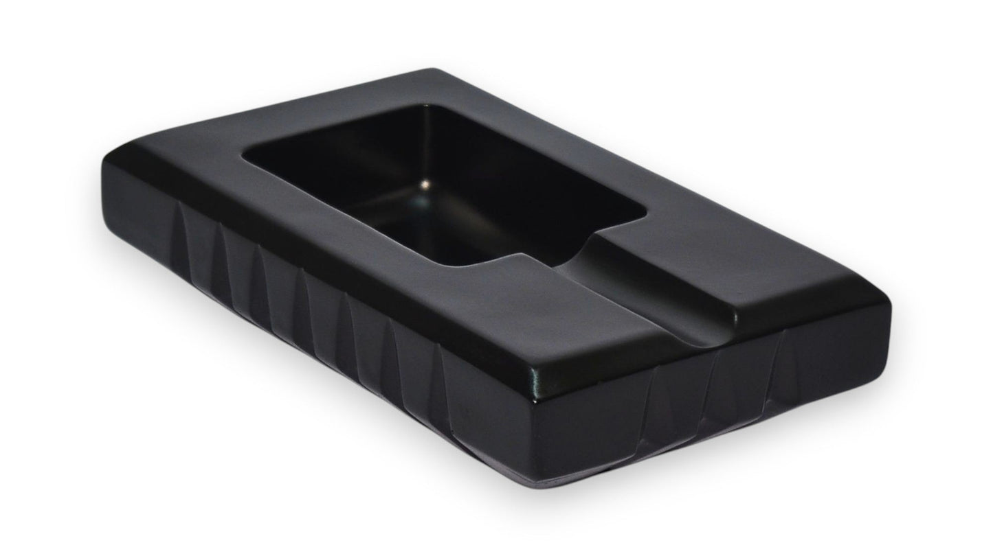 Rectangular cigar ashtray with a luxurious design and a single cigar rest (black)